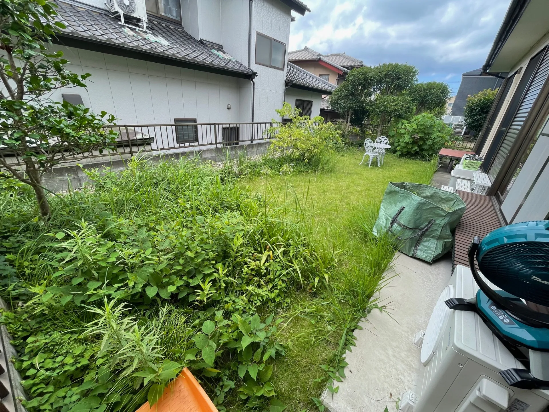 お庭のお手入れ、芝生刈、草刈り草取りになります。